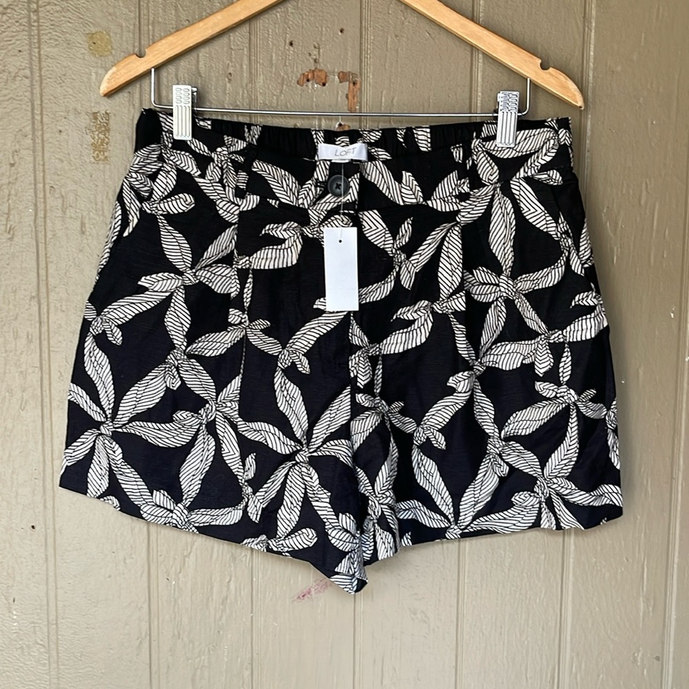 Loft petite pleated shorts in ribbon linen blend - Picture 2 of 7